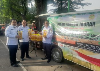 Kepala Dinas Ketahanan Pangan Provinsi Jambi, Amir Hasbi di lokasi pasar murah. Foto: Ist