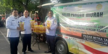 Kepala Dinas Ketahanan Pangan Provinsi Jambi, Amir Hasbi di lokasi pasar murah. Foto: Ist