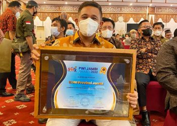 Ketua KONI Jambi, Budi Setiawan Menerima Penghargaan PWI Award. Foto: Ist