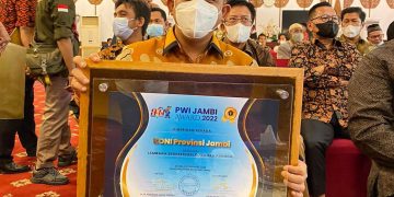 Ketua KONI Jambi, Budi Setiawan Menerima Penghargaan PWI Award. Foto: Ist