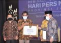 Ketua IWO Jambi, Nurul Fahmi Saat Menerima Penghargaan Dari Gubernur Jambi. Foto: LAN