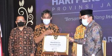 Ketua IWO Jambi, Nurul Fahmi Saat Menerima Penghargaan Dari Gubernur Jambi. Foto: LAN