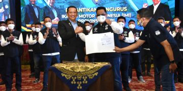 Berjabat tangan usai pelantikan. Foto: ist