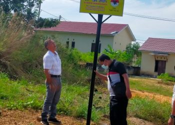 Pencabutan Plang Tangkap Maling Di Perumahan. Foto: NST