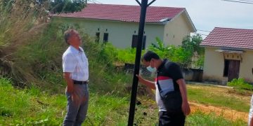 Pencabutan Plang Tangkap Maling Di Perumahan. Foto: NST