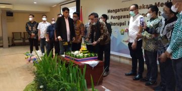 Pemotongan Tumpeng di Plaza Kubra Kendari Menandai Puncaknya Peringatan HUT JMSI Ke-2. Foto: Ist