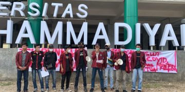 Mahasiswa Universitas Muhammadiyah Jambi Saat Melakukan Orasi. Foto: AKB