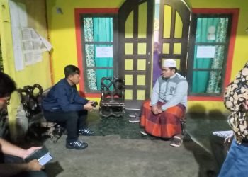 Pelaku pencabulan santri (berkain sarung dan memakai topi) Foto: NST