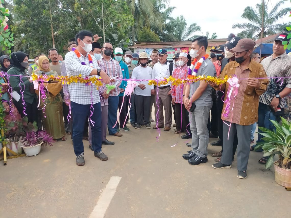 Bupati Batanghari Menggunting Pita Meresmikan Jalan Di Desa Bukit Sari. Foto: LAN