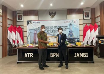 Ombudsman RI Perwakilan Jambi Menyerahkan Tingkat Kepatuhan Kepada Kanwil BPN Jambi. Foto: Ist