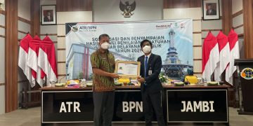 Ombudsman RI Perwakilan Jambi Menyerahkan Tingkat Kepatuhan Kepada Kanwil BPN Jambi. Foto: Ist