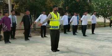 Aipda Oka Saat Memberikan Edukasi Mengenai Safety Riding. Foto: Ist