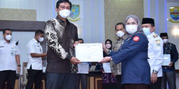 Bupati Batanghari, M Fadhil Arief Saat Menerima Penghargaan Dari KPK RI. Foto: Ist
