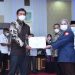 Bupati Batanghari, M Fadhil Arief Saat Menerima Penghargaan Dari KPK RI. Foto: Ist