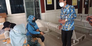 Kepala Ombudsman RI Perwakilan Jambi, Saiful Roswandi saat dialog dengan pengunjung RS Raden Mattaher Jambi. Foto: Ist
