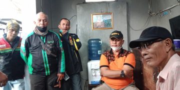 Korlap satpam perumahan dan driver Ojol. Foto: Ist