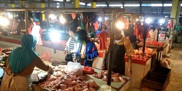 Aktivitas pedagang ayam di Pasar Angso Duo. Foto: NST