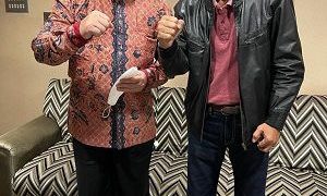 Firli Bahuri (baju batik) dan Mursyid Songsang (jaket hitam). Foto: Ist