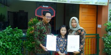 Ketua Puska Disabilitas Dr. H.M. Syahran Jailani dan Kepsek SLB Harapan Mulia Jambi dan Siswa Didik. Foto: Ist