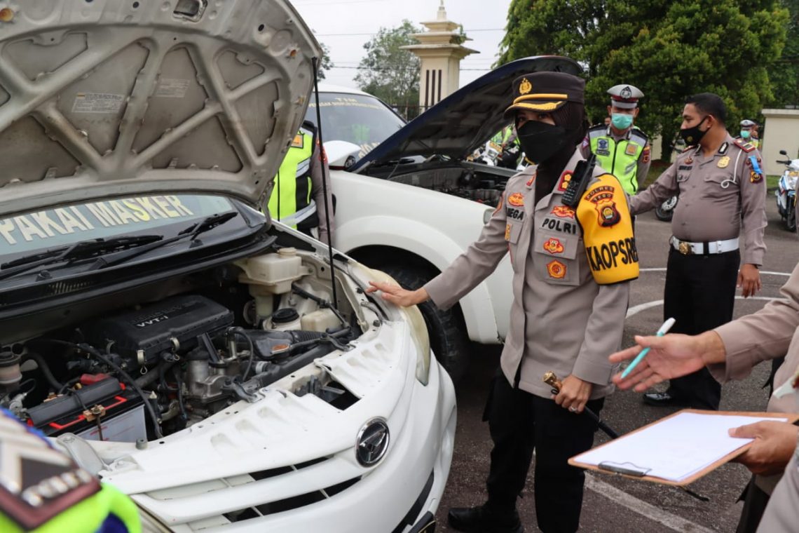 Kapolres Tebo, AKBP Fitria Mega saat periksa kendaraan dinas Polres Tebo. Foto: AZZ