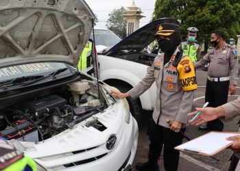 Kapolres Tebo, AKBP Fitria Mega saat periksa kendaraan dinas Polres Tebo. Foto: AZZ