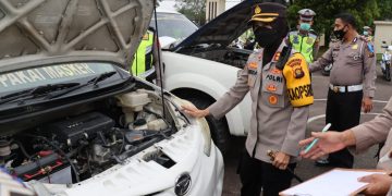 Kapolres Tebo, AKBP Fitria Mega saat periksa kendaraan dinas Polres Tebo. Foto: AZZ