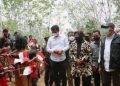 Bupati Batanghari, Muhammad Fadhil Arief Mendampingi Mensos RI. Foto: LAN