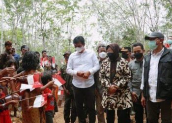 Bupati Batanghari, Muhammad Fadhil Arief Mendampingi Mensos RI. Foto: LAN