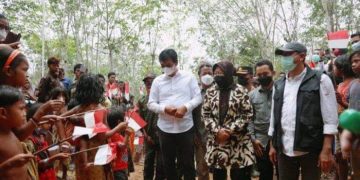 Bupati Batanghari, Muhammad Fadhil Arief Mendampingi Mensos RI. Foto: LAN