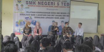 Kepala SMKN 5 Tebo, Ramayani Bersama Dengan Kacab Bank Jambi Tebo. Foto: Ist