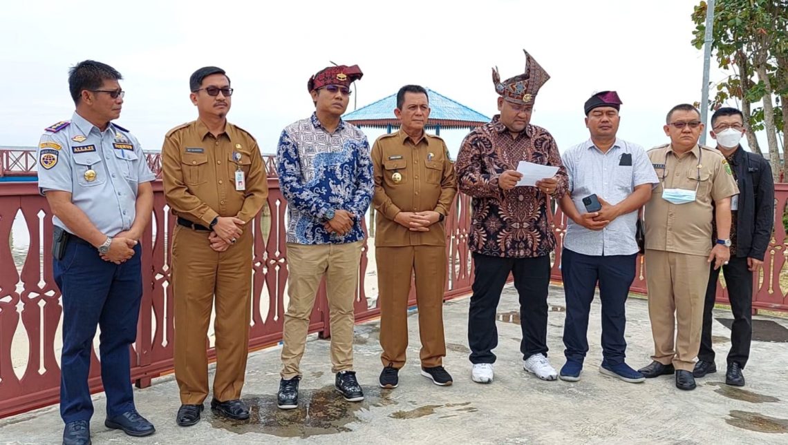 Teks Foto: Ketua Umum JMSI Teguh Santosa (memakai tanjak Nahkoda Trong), didampingi Gubernur Kepri, Ansar Ahmad, dan jajaran Forkopimdan Natuna, saat membacakan Deklarasi JMSI di Natuna. Foto: Ist