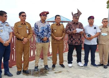 Teks Foto: Ketua Umum JMSI Teguh Santosa (memakai tanjak Nahkoda Trong), didampingi Gubernur Kepri, Ansar Ahmad, dan jajaran Forkopimdan Natuna, saat membacakan Deklarasi JMSI di Natuna. Foto: Ist