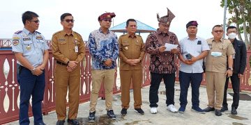 Teks Foto: Ketua Umum JMSI Teguh Santosa (memakai tanjak Nahkoda Trong), didampingi Gubernur Kepri, Ansar Ahmad, dan jajaran Forkopimdan Natuna, saat membacakan Deklarasi JMSI di Natuna. Foto: Ist
