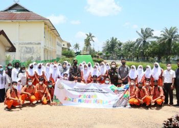 Tim Kejari Batanghari berfoto bersama siswa dan perwakilan sekolah usai penyuluhan. Foto: Ist