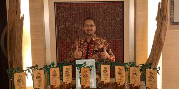 SVP Sekretaris Perusahaan PKT Teguh Ismartono berpose bersama plakat yang diterima Pupuk Kaltim sebagai The Best Indonesia Green Awards (IGA) 2022 dari La Tofi School of CSR. Foto: Humas Pupuk Kaltim