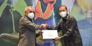 SVP Operasi 2 PKT Majus Luther Sirait (kanan) menerima sertifikat Propernas KLHK yang diberikan Gubernur Kaltim Isran Noor (kiri) sebagai hasil penilaian peringkat kinerja perusahaan dalam pengelolaan lingkungan hidup (Proper) Nasional tahun 2021 dari Kementerian Lingkungan Hidup dan Kehutanan (KLHK) di Samarinda. Foto: Humas PKT