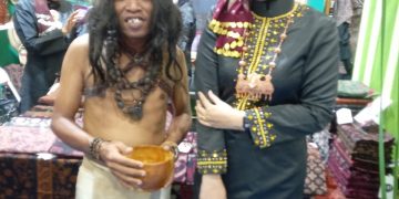 Zulva Fadhil, Memakai Tekuluk Saat di Stand Pemkab Batanghari. Foto: Ist