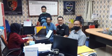 Ketua JMSI Sumsel, Agus Harizal didampingi Ketua Pembelaan Wartawan (PWI Pusat, Oktaf Riadi didampingi Ketua Bidang Hukum dan Advokasi JMSI Sumsel, Amrizal saat melapor ke Polda Sumsel. Foto: Ist