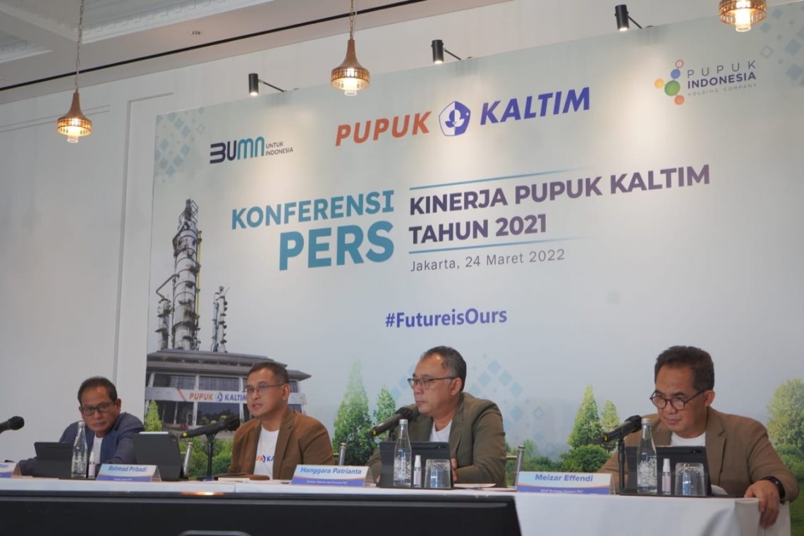 _Caption_ : Direktur Utama Pupuk Kaltim (dua kiri) bersama Direktur Keuangan dan Umum PKT Qomaruzzaman (kiri), Direktur Operasi dan Produksi Hanggara Patrianta (dua kanan) dan SEVP Business Support Meizar Effendi (kanan) saat menyampaikan paparan kinerja Pupuk Kaltim Tahun 2021 di Jakarta.