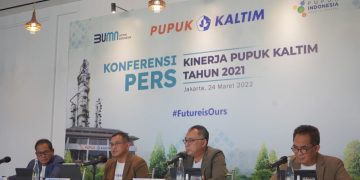 _Caption_ : Direktur Utama Pupuk Kaltim (dua kiri) bersama Direktur Keuangan dan Umum PKT Qomaruzzaman (kiri), Direktur Operasi dan Produksi Hanggara Patrianta (dua kanan) dan SEVP Business Support Meizar Effendi (kanan) saat menyampaikan paparan kinerja Pupuk Kaltim Tahun 2021 di Jakarta.
