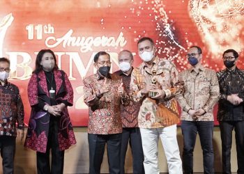 Dirut PKT, Rahmad Pribadi saat menerima penghargaan CEO Terbaik. Foto: humas PKT