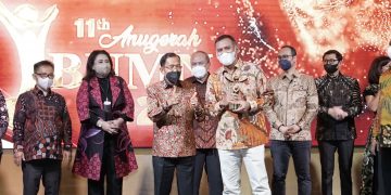 Dirut PKT, Rahmad Pribadi saat menerima penghargaan CEO Terbaik. Foto: humas PKT