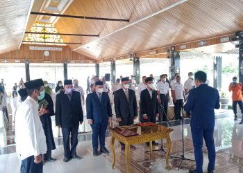 Bupati Batanghari saat melantik pejabat. Foto: LAN