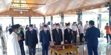 Bupati Batanghari saat melantik pejabat. Foto: LAN