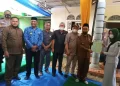 Wabup Menyerahkan sertifikat kepada warga Mersam