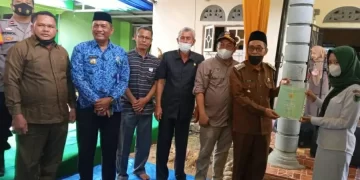 Wabup Menyerahkan sertifikat kepada warga Mersam