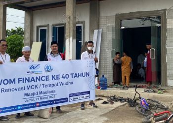 PT WOM Finance dan Pengurus mesjid foto bersama usai penyerahan bantuan. Foto: OYI