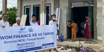PT WOM Finance dan Pengurus mesjid foto bersama usai penyerahan bantuan. Foto: OYI
