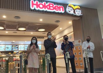 Pemotongan Pita Menandakan Dibuka Secara Resmi Storw HokBen di Jamtos Kota Jambi. Foto: Ist