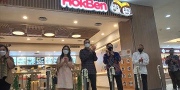 Pemotongan Pita Menandakan Dibuka Secara Resmi Storw HokBen di Jamtos Kota Jambi. Foto: Ist